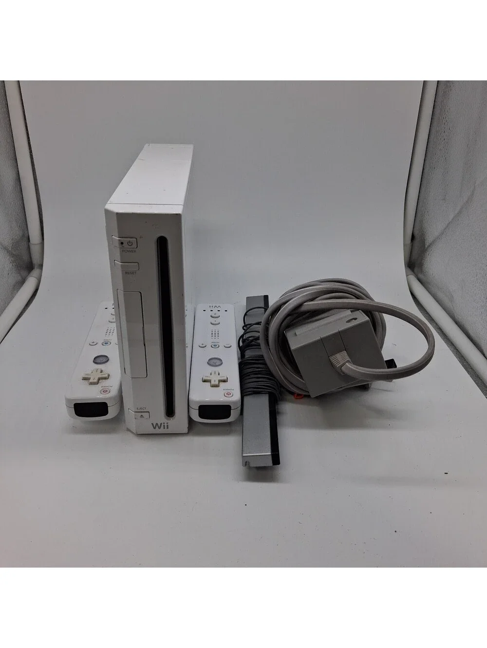 Nintendo Wii Console Bundle 2 Wii Remotes Sensor Bar Power Supply Stand White